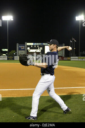 12 mars 2004, à Tampa, FL, USA ; New York Yankees' joueur Jason Giambi chauffe avant qu'un jeu d'entraînement du printemps avec les Astros de Houston à Legends Field à Tampa, Floride, le vendredi 12 mars, 2004. Yankees défait les Astros 2-1. Banque D'Images