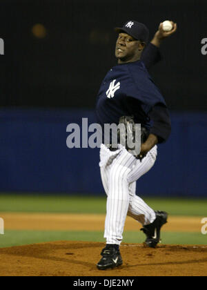 12 mars 2004, à Tampa, FL, USA ; New York Yankees' cruche JOSE CONTRERAS emplacements dans la 1ère manche dans un match d'entraînement de printemps avec les Astros de Houston à Legends Field à Tampa, Floride, le vendredi 12 mars, 2004. Yankees défait les Astros 2-1. Banque D'Images