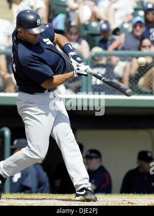 13 mars, 2004 ; Kissimmee, FL, USA ; l'arrêt-court des Yankees de New York MIGUEL CAIRE obtient un coup sûr au champ gauche pour lancer la 3ème manche dans un match d'entraînement de printemps avec les Braves d'Atlanta au stade Cracker Jack à Kissimmee, FL, samedi, 13 mars 2004. Les Braves d'Atlanta a battu les Yankees de New York 6-5. Banque D'Images
