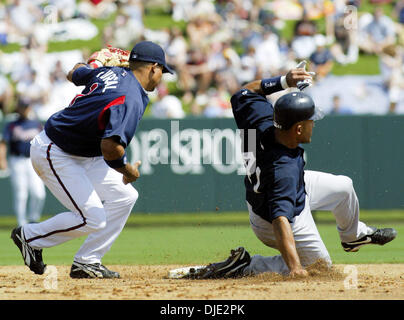 13 mars, 2004 ; Kissimmee, FL, USA, Atlanta Braves' l'arrêt-court RAFAEL FURCAL (1) ne peut pas obtenir l'étiquette sur l'arrêt-court des Yankees MIGUEL CAIRO (41) comme il l'steels deuxième base dans la 3e manche dans un match d'entraînement de printemps avec les Braves d'Atlanta au stade Cracker Jack à Kissimmee, FL, samedi, 13 mars 2004. Les Braves d'Atlanta a battu les Yankees de New York 6-5. Banque D'Images