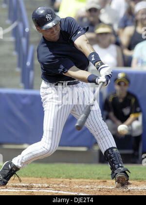 Mar 14, 2004 ; Tampa, FL, USA ; New York Yankees' l'arrêt-court DEREK JETER atteint sur une base de 1er choix joueurs défensifs dans la 1ère manche dans un match d'entraînement de printemps avec les Pirates de Pittsburgh au Legends Field à Tampa, Floride. Banque D'Images