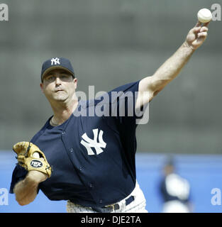 Le 14 mars 2004, à Tampa, FL, USA ; New York Yankees' cruche DONOVAN OSBORNE emplacements dans la 5e manche dans un match d'entraînement de printemps avec les Pirates de Pittsburgh au Legends Field à Tampa, Floride, dimanche, 14 mars, 2004. Les Yankees de New York a battu les Pirates de Pittsburgh 5-3. Banque D'Images