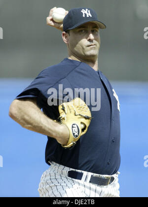 Le 14 mars 2004, à Tampa, FL, USA ; New York Yankees' cruche DONOVAN OSBORNE emplacements dans la 5e manche dans un match d'entraînement de printemps avec les Pirates de Pittsburgh au Legends Field à Tampa, Floride, dimanche, 14 mars, 2004. Les Yankees de New York a battu les Pirates de Pittsburgh 5-3. Banque D'Images