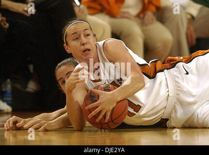 Mar 23, 2004 ; Austin, TX, USA ; Texas guard JAMIE CAREY (11), les luttes pour une balle lâche contre Lindsay Bowen de Michigan State durant la deuxième série de tournoi de basket-ball à Austin, le mardi 23 mars 2004. Carey est retourné à la cour après avoir subi un coup sévère au début de la moitié lorsqu'elle s'est heurtée à un joueur de l'État du Michigan qui a été la définition d'un écran. Banque D'Images