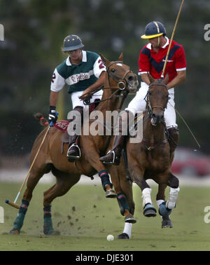 Mar 24, 2004 ; Wellington, FL, USA ; Old Pueblo's FACUNDO PIERES (L) et du Pony Express SAPO CASET bataille pour la balle durant le Pony Express 11-10 victoire dans le championnat américain polo ouvert. Banque D'Images