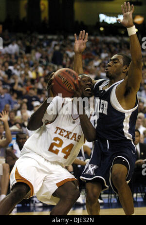 Mar 25, 2004 ; Atlanta, GA, USA ; Texas guard ROYAL IVEY (24) disques durs dans Xavier's LIONEL CHALMERS (0) dans la première moitié Vendredi, 26 mars 2004 au Georgia Dome. Banque D'Images
