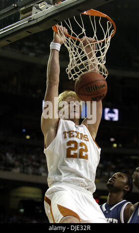 Mar 25, 2004 ; Atlanta, GA, USA ; Texas BRAD avant la rupture de BUCKMAN pour un slam dunk dans la première moitié Vendredi, 26 mars 2004 au Georgia Dome. Banque D'Images