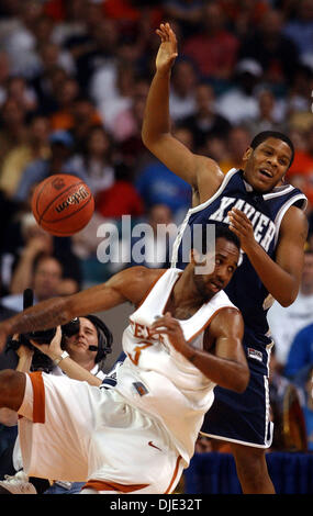 Mar 25, 2004 ; Atlanta, GA, USA ; Texas guard BRANDON MOUTON entre en collision avec un joueur non identifié Xavier au premier semestre Le vendredi 26 mars 2004 au Georgia Dome. Banque D'Images