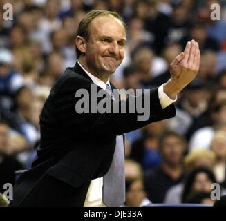 Mar 25, 2004 ; Atlanta, GA, USA ; Xavier entraîneur THAD MATTA les gestes pour son équipe dans la première moitié Vendredi, 26 mars 2004 au Georgia Dome. Banque D'Images