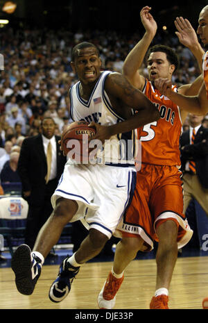 Mar 26, 2004 ; Atlanta, GA, USA ; Duke's DANIEL EWING (5) entraîne les joueurs de l'Illinois passées au premier semestre Le vendredi 26 mars 2004 au Georgia Dome. Banque D'Images
