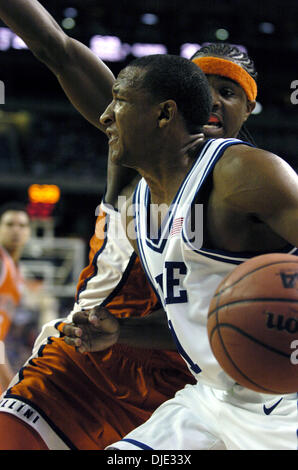 Mar 26, 2004 ; Atlanta, GA, USA ; Duke's CHRIS DUHON (21) disques durs sur l'Illinois guard DEE BROWN (11) dans la première moitié Vendredi, 26 mars 2004 au Georgia Dome. Banque D'Images