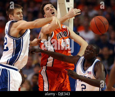 Mar 26, 2004 ; Atlanta, GA, USA ; Duke's (42) SHAVLIK RANDOLPH Luol Deng et (2) l'Illinois' NICK SMITH (45) pour une reprise dans la seconde moitié Vendredi, 26 mars 2004 au Georgia Dome. Banque D'Images