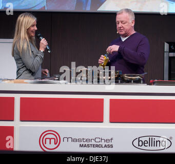 La NEC, Birmingham, 27 novembre 2013, la bonne cuisine Show Live, des célébrités Lisa Faulkner & Les Dennis cook pour le public de la bonne nourriture Show Live à Birmingham. Credit : Kelly Rann/Alamy Live News Banque D'Images