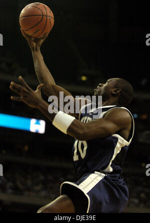 Mar 26, 2004 ; Atlanta, GA, USA ; Xavier's ROMAIN SATO pousses dans la seconde moitié Vendredi, 26 mars 2004 au Georgia Dome. Xavier beat Texas 79-71. Banque D'Images
