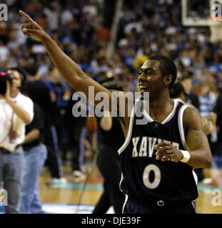 Mar 26, 2004 ; Atlanta, GA, USA ; Xavier's LIONEL CHALMERS célèbre après avoir battu Texas Vendredi, 26 mars 2004 au Georgia Dome. Xavier beat Texas 79-71. Banque D'Images