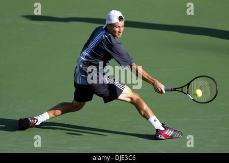 Mar 31, 2004 ; Key Biscayne, en Floride, USA ; tennis player Guillermo Coria atteint pour une main arrière lors de sa victoire sur Nicolas Kiefer de l'Allemagne. Banque D'Images