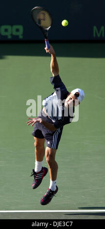 Mar 31, 2004 ; Key Biscayne, en Floride, USA ; tennis player Guillermo Coria sert lors de sa victoire sur Nicolas Kiefer de l'Allemagne. Banque D'Images