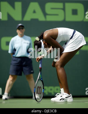 Mar 31, 2004 ; Key Biscayne, en Floride, USA ; superstar Tennis Venus Williams tente de se regrouper après avoir blessé une cheville dans le deuxième set. Williams a perdu à Elena Dementieva en trois sets 3-6, 7-5, 6-7. Banque D'Images