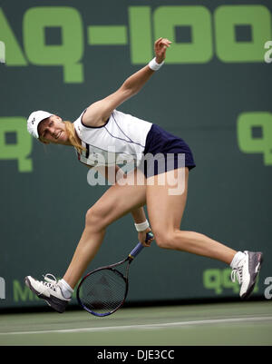 Mar 31, 2004 ; Key Biscayne, en Floride, USA ; Elena Dementieva montres un retour au cours de sa victoire sur Venus Williams 3-6, 7-5, 6-7. Williams s'est blessée à la cheville et plus tôt dans le match et a pris un timeout médical. Banque D'Images