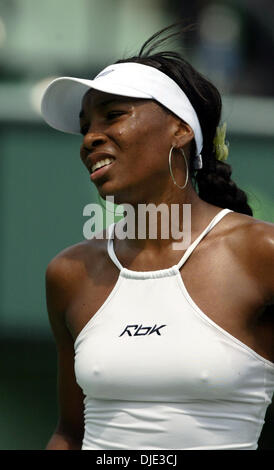 Mar 31, 2004 ; Key Biscayne, en Floride, USA ; superstar Tennis VENUS WILLIAMS grimaces comme elle tourne la cheville gauche dans la troisième manche. Williams avait blessée à la cheville d'autres plus tôt. Williams a perdu à Elena Dementieva en trois sets 3-6, 7-5, 6-7. Banque D'Images