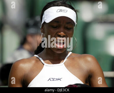 Mar 31, 2004 ; Key Biscayne, en Floride, USA ; superstar Tennis VENUS WILLIAMS grimaces comme un formateur travaille sur retaping la cheville. Williams avait blessée à la cheville d'autres plus tôt. Williams a perdu à Elena Dementieva en trois sets 3-6, 7-5, 6-7. Banque D'Images