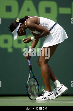 Mar 31, 2004 ; Key Biscayne, en Floride, USA ; superstar Tennis Venus Williams tente de se regrouper après avoir blessé une cheville dans le deuxième set. Williams avait blessée à la cheville d'autres plus tôt. Williams a perdu à Elena Dementieva en trois sets 3-6, 7-5, 6-7. Banque D'Images