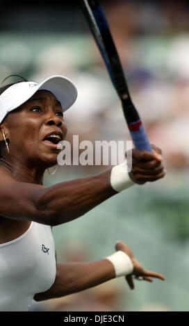 Mar 31, 2004 ; Key Biscayne, en Floride, USA ; superstar Tennis VENUS WILLIAMS renvoie une balle dans sa perte d'Elena Dementieva en trois sets 3-6, 7-5, 6-7. Williams avait blessé la cheville plus tôt. Banque D'Images