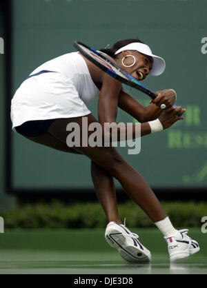 Mar 31, 2004 ; Key Biscayne, en Floride, USA ; superstar Tennis VENUS WILLIAMS watches un retour dans sa perte d'Elena Dementieva en trois sets 3-6, 7-5, 6-7. Banque D'Images