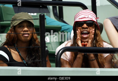 Mar 31, 2004 ; Key Biscayne, Floride, États-Unis), SERENA WILLIAMS (R) hurle des encouragements à sa sœur Venus Williams lors de sa perte d'Elena Dementieva en trois sets. Banque D'Images