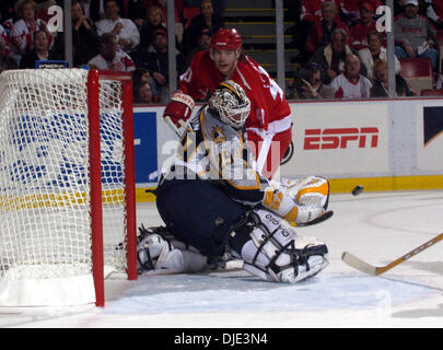 Apr 07, 2004 ; Detroit, MI, USA ; HENRK ZETTERBERG ne peut pas obtenir son tir passé gardien TOMAS VOKOUN Nashville dans la 2ème période. Red Wings de Detroit vs Predators de Nashville lors de jeu 1 de la finale de conférence de l'ouest, les séries éliminatoires de la LNH au Joe Louis Arena de Détroit. Tomas Holmstrom et Kris Draper marqué au début de la troisième période, les Red Wings à une victoire de 3-1 sur le NAS Banque D'Images