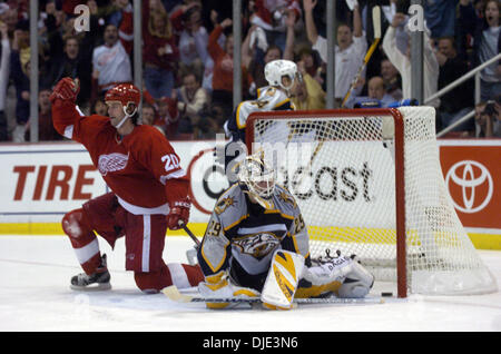 Apr 07, 2004 ; Detroit, MI, USA ; gardien TOMAS VOKOUN Nashville réagit à Detroit après Robert Lang Lang a marqué un 3e période objectif de faire le score de 3-1. Red Wings de Detroit vs Predators de Nashville lors de jeu 1 de la finale de conférence de l'ouest, les séries éliminatoires de la LNH au Joe Louis Arena de Détroit. Tomas Holmstrom et Kris Draper marqué au début de la troisième période de lever l'aile rouge Banque D'Images