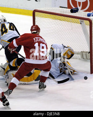 Apr 07, 2004 ; Detroit, MI, USA ; Steve Yzerman Red Wings rondelle large montres ce rendez-vous de la valeur nette et le gardien TOMAS VOKOUN Nashville. Red Wings de Detroit vs Predators de Nashville lors de jeu 1 de la finale de conférence de l'ouest, les séries éliminatoires de la LNH au Joe Louis Arena de Détroit. Tomas Holmstrom et Kris Draper marqué au début de la troisième période, les Red Wings à une victoire de 3-1 sur Banque D'Images