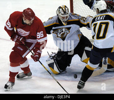Apr 07, 2004 ; Detroit, MI, USA ; ailes TOMAS HOLMSTROM Rouge dévie un tir de gardien Tomas Vokoun Nashville passé, comme Nashville's Martin Erat (10). Red Wings de Detroit vs Predators de Nashville lors de jeu 1 de la finale de conférence de l'ouest, les séries éliminatoires de la LNH au Joe Louis Arena de Détroit. Tomas Holmstrom et Kris Draper marqué au début de la troisième période, les Red Wings Banque D'Images