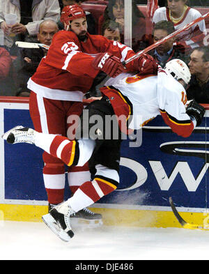 Apr 22, 2004 ; Detroit, MI, USA ; MATHIEU SCHNEIDER vérifie OLEG SAPRYKIN dans la 1ère période au cours de la Conférence de l'Ouest demi-finales match entre les Red Wings de Detroit et les Flames de Calgary au Joe Louis Arena. Les flammes battre les Red Wings 2-1. Banque D'Images