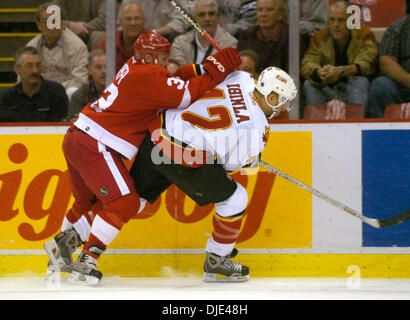 Apr 22, 2004 ; Detroit, MI, USA ; KRIS DRAPER livres sur Calgary Jarome Iginla dans la 1ère période au cours de la Conférence de l'Ouest demi-finales match entre les Red Wings de Detroit et les Flames de Calgary au Joe Louis Arena. Les flammes battre les Red Wings 2-1. Banque D'Images