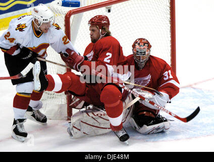 Apr 22, 2004 ; Detroit, MI, USA ; Calgary's VILLE NIEMINEN vérifie DERIEN HATCHER dans CUJO dans la 1ère période au cours de la Conférence de l'Ouest demi-finales match entre les Red Wings de Detroit et les Flames de Calgary au Joe Louis Arena. Les flammes battre les Red Wings 2-1. Banque D'Images