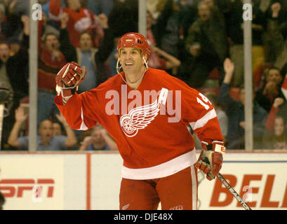 Apr 22, 2004 ; Detroit, MI, USA ; BRENDAN SHANAHAN célèbre ROBERT LANG'S 2e période objectif durant la conférence de l'Ouest demi-finales match entre les Red Wings de Detroit et les Flames de Calgary au Joe Louis Arena. Les flammes battre les Red Wings 2-1. Banque D'Images