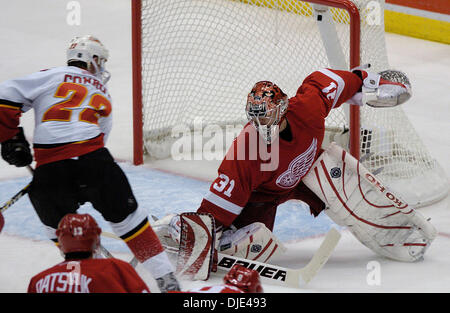 Apr 22, 2004 ; Detroit, MI, USA ; CRAIG CONROY ruptures dans CUJO, labourer sur lui au cours de la 2e période au cours de la Conférence de l'Ouest demi-finales match entre les Red Wings de Detroit et les Flames de Calgary au Joe Louis Arena. Les flammes battre les Red Wings 2-1. Banque D'Images