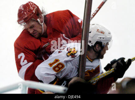 Apr 22, 2004 ; Detroit, MI, USA ; DERIAN HATCHER MATTHEW LOMBARDI chèques dans la 2e période au cours de la Conférence de l'Ouest demi-finales match entre les Red Wings de Detroit et les Flames de Calgary au Joe Louis Arena. Les flammes battre les Red Wings 2-1. Banque D'Images