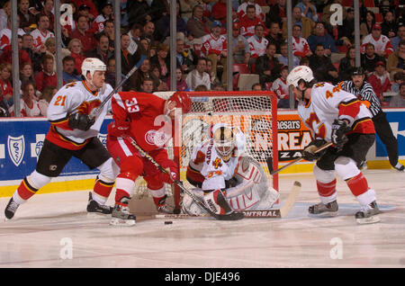 Apr 22, 2004 ; Detroit, MI, USA ; 2e période au cours de la Conférence de l'Ouest demi-finales match entre les Red Wings de Detroit et les Flames de Calgary au Joe Louis Arena. Les flammes battre les Red Wings 2-1. Banque D'Images