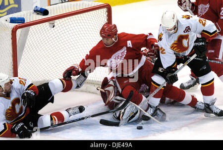 Apr 22, 2004 ; Detroit, MI, USA ; BRENDAN SHANAHAN trébuche sur le gardien Curtis Joseph dans le pli entre flammes Martin Gélinas (L) et CRAIG CONROY dans la 3e période au cours de la Conférence de l'Ouest demi-finales match entre les Red Wings de Detroit et les Flames de Calgary au Joe Louis Arena. Les flammes battre les Red Wings 2-1. Banque D'Images