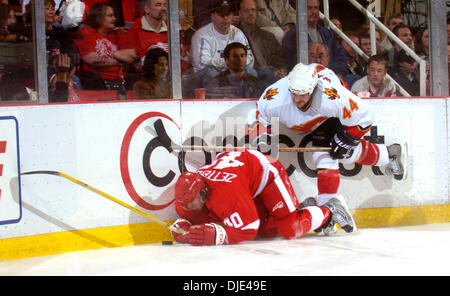 Apr 22, 2004 ; Detroit, MI, USA ; HENRIK ZETTERBERG et de Calgary, RHETT WARRENER lutte pour le contrôle de la rondelle dans la 3e période au cours de la Conférence de l'Ouest demi-finales match entre les Red Wings de Detroit et les Flames de Calgary au Joe Louis Arena. Battre des ailes de flammes 2-1. Banque D'Images