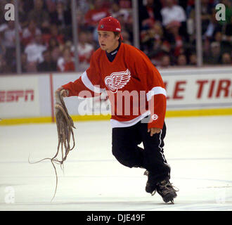 Apr 22, 2004 ; Detroit, MI, USA ; quelqu'un a jeté une pieuvre sur la glace vers la fin de la 3e période au cours de la Conférence de l'Ouest demi-finales match entre les Red Wings de Detroit et les Flames de Calgary au Joe Louis Arena. Battre des ailes de flammes 2-1. Banque D'Images