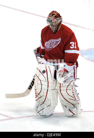 Apr 22, 2004 ; Detroit, MI, USA ; CURTIS JOSEPH lentement des patins sur la glace après la chute des ailes jeu un des deux rondes, 2-1 au cours de la Conférence de l'Ouest demi-finales match entre les Red Wings de Detroit et les Flames de Calgary au Joe Louis Arena. Banque D'Images