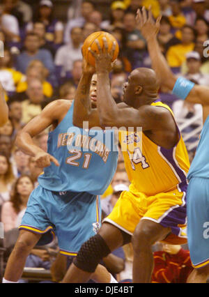 Mar 30, 2005 ; Los Angeles, CA, USA ; Les Lakers de Los Angeles à l'encontre du New Orleans Hornets 107 à 88 au Staples Center de Los Angeles. De gauche à droite (11) et KARL MALONE (34) Shaquille O'NEAL des Lakers de Los Angeles est protecteur par (21) Jamaal Magloire des New Orleans Hornets. Crédit obligatoire : Photo par Armando Arorizo/ZUMA Press. (©) Copyright 2005 by Arorizo Banque D'Images