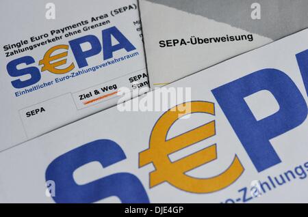 Osterode, Allemagne. 27 nov., 2013. L'illustration de l'espace unique de paiement en euros (SEPA), qui est un paiement à l'intégration de l'initiative de l'Union européenne pour la simplification des transferts bancaires libellés en euros, illustrée à Osterode, Allemagne, 27 novembre 2013. À compter du 01 février 2014, les numéros de comptes nationaux sont remplacés par le numéro IBAN pour les virements bancaires nationaux et internationaux ainsi que pour les débits directs. Photo : Frank May/dpa/Alamy Live News Banque D'Images