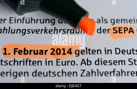 Osterode, Allemagne. 27 nov., 2013. L'illustration de l'espace unique de paiement en euros (SEPA), qui est un paiement à l'intégration de l'initiative de l'Union européenne pour la simplification des transferts bancaires libellés en euros, illustrée à Osterode, Allemagne, 27 novembre 2013. À compter du 01 février 2014, les numéros de comptes nationaux sont remplacés par le numéro IBAN pour les virements bancaires nationaux et internationaux ainsi que pour les débits directs. Photo : Frank May/dpa/Alamy Live News Banque D'Images