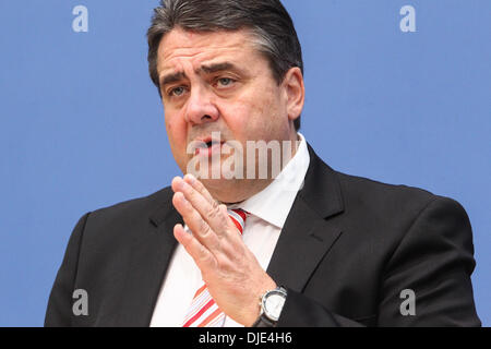 Berlin, Allemagne. 27 nov., 2013. Sigmar Gabriel, Président du Parti Social-démocrate (SPD) assiste à une conférence de presse à Berlin, Allemagne, le 27 novembre 2013. Les dirigeants des principaux partis de l'Allemagne a signé un accord de coalition à titre provisoire le mercredi, ouvrant la voie à la formation d'un gouvernement deux mois après une élection fédérale. Credit : Zhang Fan/Xinhua/Alamy Live News Banque D'Images