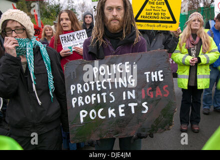 Barton Moss, Eccles, Manchester, Royaume-Uni. 27 novembre, 2013. La protection de l'affiche des profits de l'IGas au site de forage d'énergie & protection de l'éco-camp de protestation à Barton Moss à Salford, Manchester. La fracturation hydraulique l'accent se déplace vers le nord-ouest où l'Énergie de l'IGas prévoit de commencer à explorer pour bientôt des forages de méthane. Un certain nombre d'anti-anti-fracturation groupe gaz de schiste pour protester contre l'arrivée d'équipement de forage de gaz sur site de forage à Salford. Banque D'Images