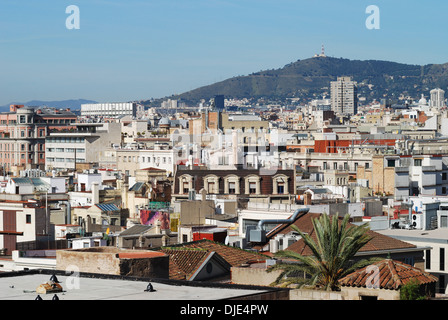 Vue sur toits inlands vers Hills de la cathédrale dans la vieille ville. Barcelone. La Catalogne. L'Espagne. Banque D'Images